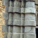 Mur d'enceinte, front sud, porte, partie inférieure : détail.
