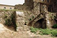 Enceinte, front ouest, escalier d'accs  la terrasse.