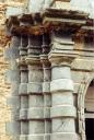 Mur d'enceinte, front sud, porte, partie inférieure : détail.