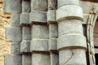 Mur d'enceinte, front sud, porte, partie inférieure : détail.