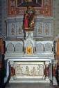 Vue d'ensemble de l'autel et du groupe sculpt de l'Education de la Vierge.