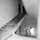 Bâtiment C, grand escalier, vue de volume prise depuis le palier du rez-de-chaussée.