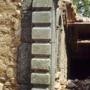 Logis du prieur, élévation sud, porte, détail des bossages.