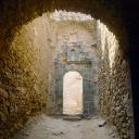 Eglise 1, couloir d'accès au grand cloître, mur sud, porte.