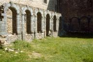 Petit cloître, galerie est, vue d'ensemble prise du nord-ouest.