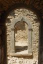 Logis du prieur, couloir d'accès au grand cloître, mur ouest, porte après dégagement.