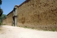 Mur d'enceinte, front sud, vue d'ensemble prise de l'est.