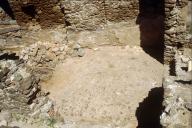 Logis du prieur, partie est, pièce sud, vue prise de l'ouest en plongée.