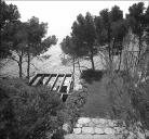 La pergola, le jardin suspendu et la vue sur mer. Vue plongeante depuis la route.