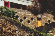 Les occuli du bureau situ au troisime tage de soubassement, depuis la partie basse du jardin, au sud.