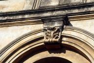 Façade : décor de l'arc d'une fenêtre du rez-de-chaussée.