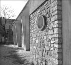 Détail, façade d'entrée de la remise à autobus vue depuis le nord.