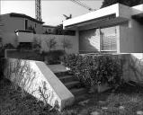 Détail, degré donnant sur la terrasse surélevée et barbecue au second plan, vue depuis l'est (maison construite vers 1970).