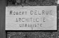 Dtail, plaque d'architecte fixe sur la faade: Robert Delrue architecte urbaniste..