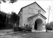 Chapelle. Vue d'ensemble de la façade antérieure, depuis le sud-ouest.