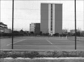 Vue des tennis avec la faade est de l'immeuble D, depuis l'est.