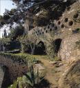 Détail, vue du jardin et des murs de soutènement des terrasses, depuis le sud est.