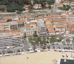 Vue arienne prise depuis le sud, avec la mairie au premier plan.