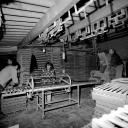 Atelier de fabrication des dalles : extrudeuse, filière, découpage au fil.