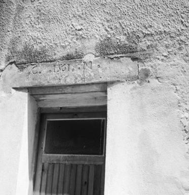 Fa�ade ant�rieure. Linteau de porte (remploy� ?) portant l'inscription .C. .1561 . . M.