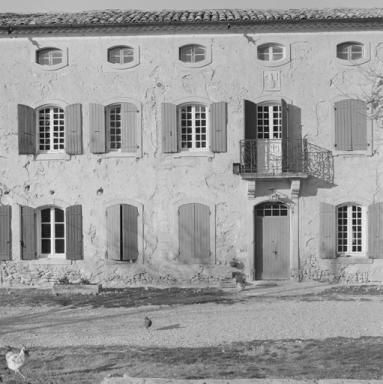Façade principale au sud, porte d'entrée : détail de l'ordonnance.