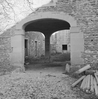 Bâtiment entre les cours intérieures : porche en anse de panier, côté ouest.