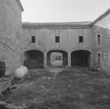 Bâtiment entre les cours intérieures, côté est, vue prise de l'est.
