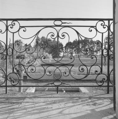 Façade antérieure, balcon du deuxième niveau, travée centrale : grille.