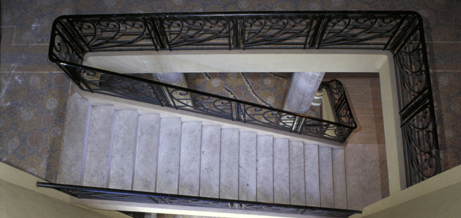 ;Barcelonnette  (Dép.04), maison maison dite villa Bleue, Circulations intérieures verticales. Vue plongeante sur l'escalier.;