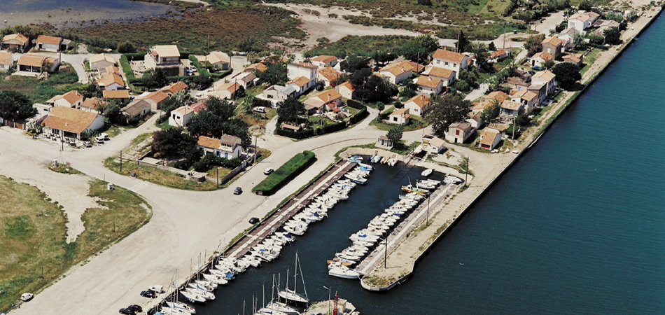 ;Port-Saint-Louis-du-Rhône Dép.13), vue aérienne des cabanons de Port-Abri et du port de plaisance, prise du nord-est.;