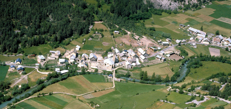 ;Val-des-Prés, le Serre(Dép.05), vue aérienne.;