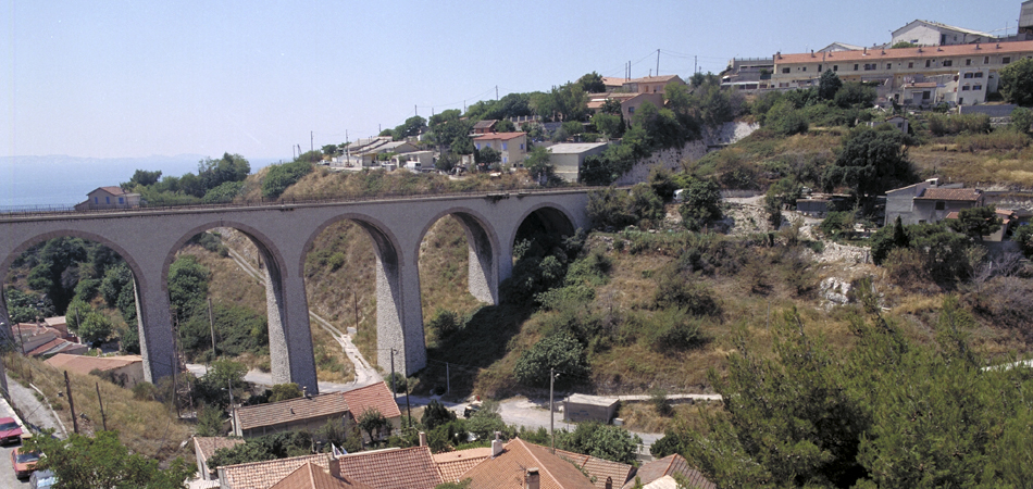 Marseille 16e arrondissement (Dép.13),la courée Mouraille, vue prise depuis le viaduc de la cimenterie. A l'arrière-plan, le viaduc des Riaux